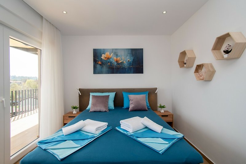 Modernes Schlafzimmer mit stilvollem Design und gemütlichem Bett. Ideal zum Entspannen!