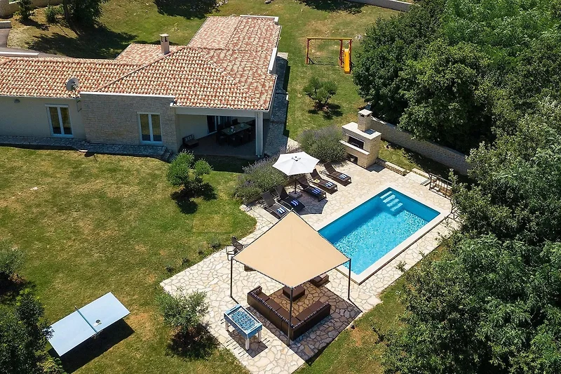Villa mit Pool, großem Garten und herrlicher Aussicht aus der Vogelperspektive.