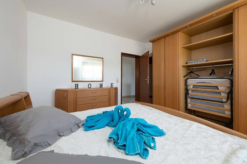 Gemütliches Schlafzimmer mit stilvoller Einrichtung und Holzboden.