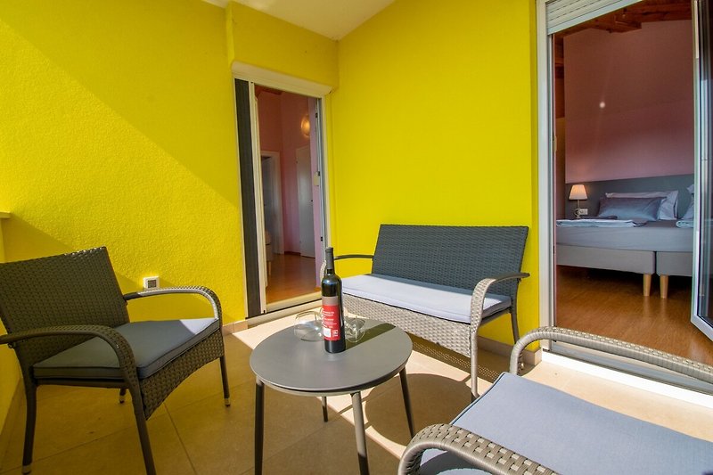 Gemütliches Wohnzimmer mit stilvollem Interieur und gelben Akzenten.
