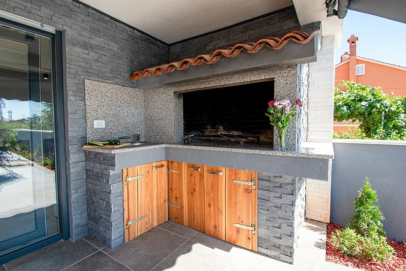 Schöne Küche mit Holzboden, Ziegelsteinwänden und modernem Design.