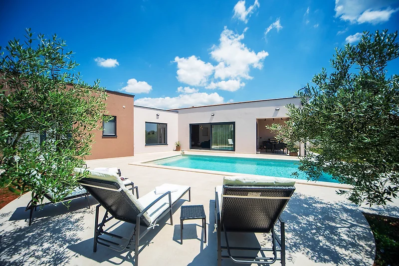 Blaue Villa am Pool in gepflegter Ferienanlage