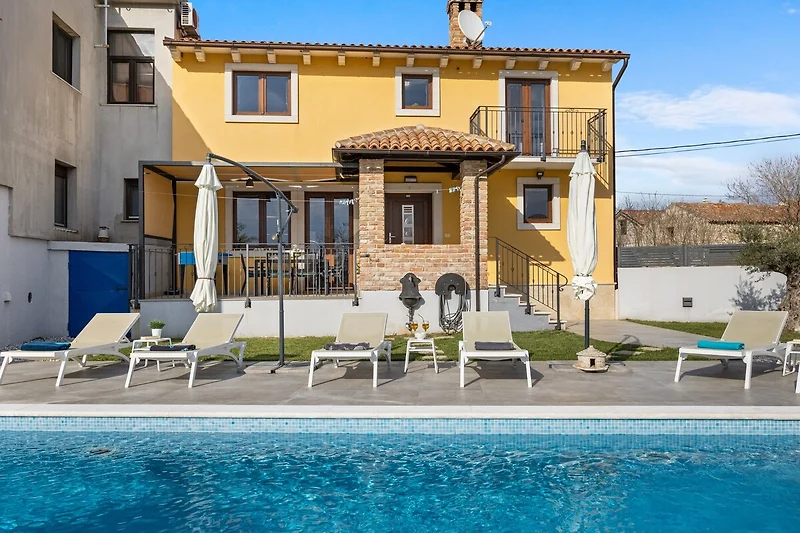 Pool, Sonnenliegen, Schirme und Terrasse für entspannte Urlaubstage.