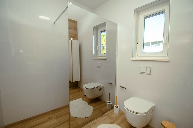 Badezimmer mit Toilette, Waschbecken und Fenster - modernes Design!