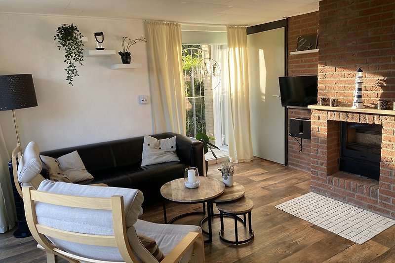 Wohnzimmer mit Kamin
