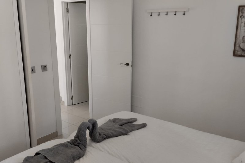 Schlafzimmer mit Doppelbett (auch Einzelbetten möglich) und Safe