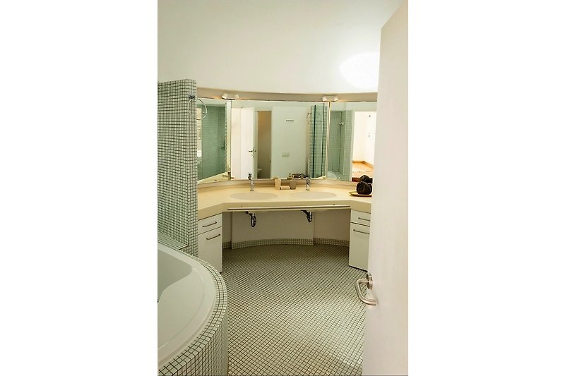 Modernes Badezimmer mit Holzelementen und stilvollem Design.