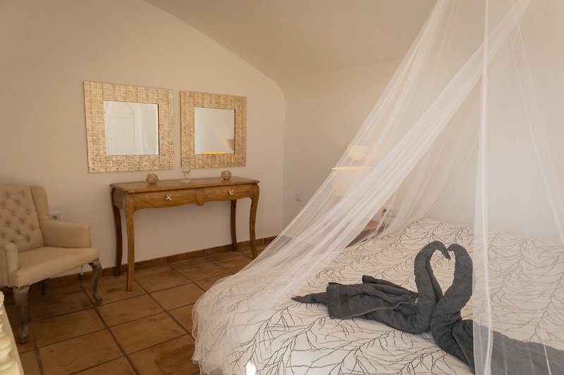 Stilvolles Schlafzimmer mit elegantem Dekor und gemütlichem Bett.