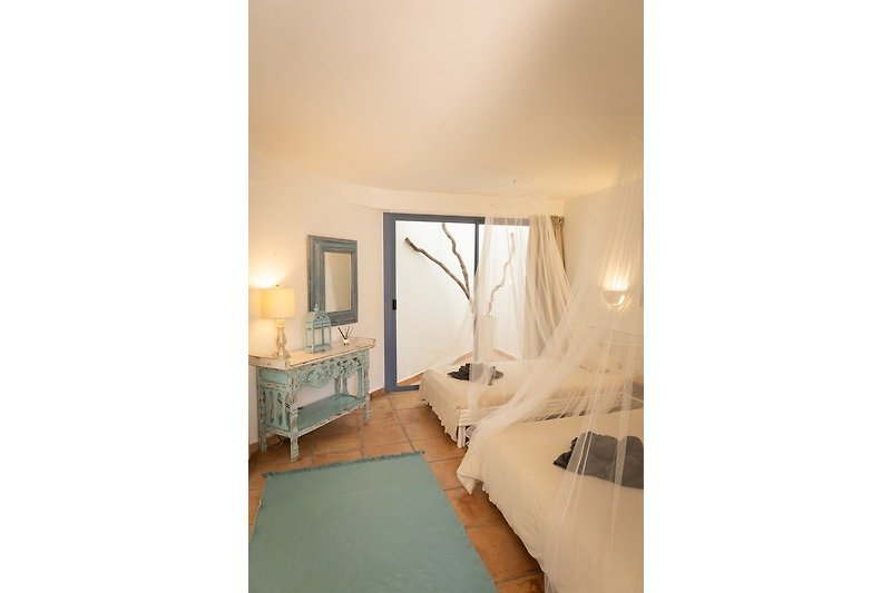 Stilvolles Schlafzimmer mit elegantem Dekor und bequemem Bett.