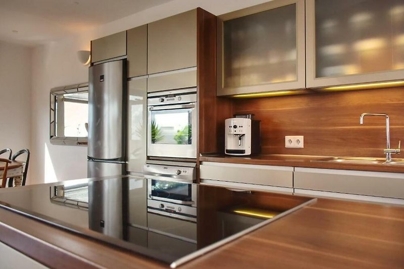 Moderne Küche mit eleganten Schränken und Geräten.