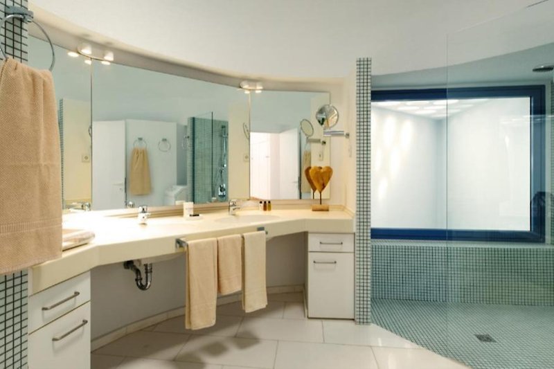 Modernes Badezimmer mit elegantem Waschbecken und Spiegel.