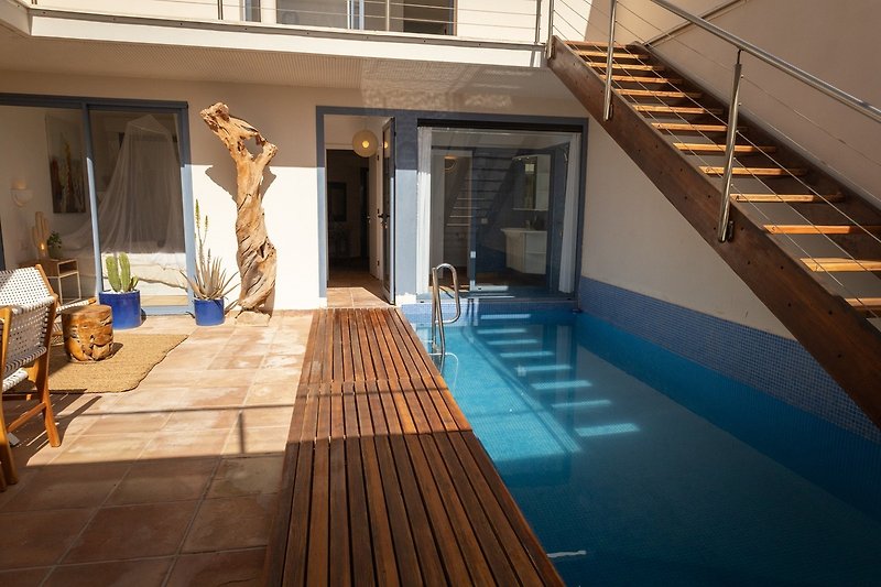 Moderne Architektur mit Pool und Blick aufs Wasser.