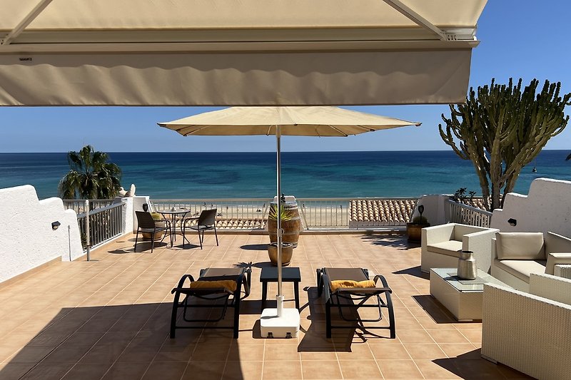 Terrasse mit Blick auf den Strand