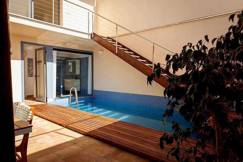 Moderne Wohnung mit Pool und Blick aufs Wasser.