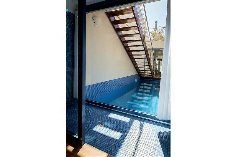 Luxuriöses Apartment mit Pool, Balkon und modernem Design.