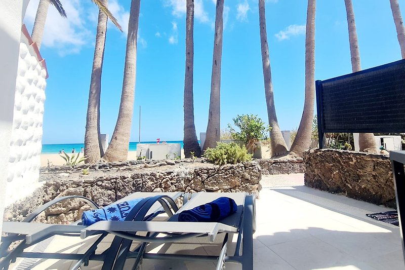 Terrasse mit Blick auf den Strand