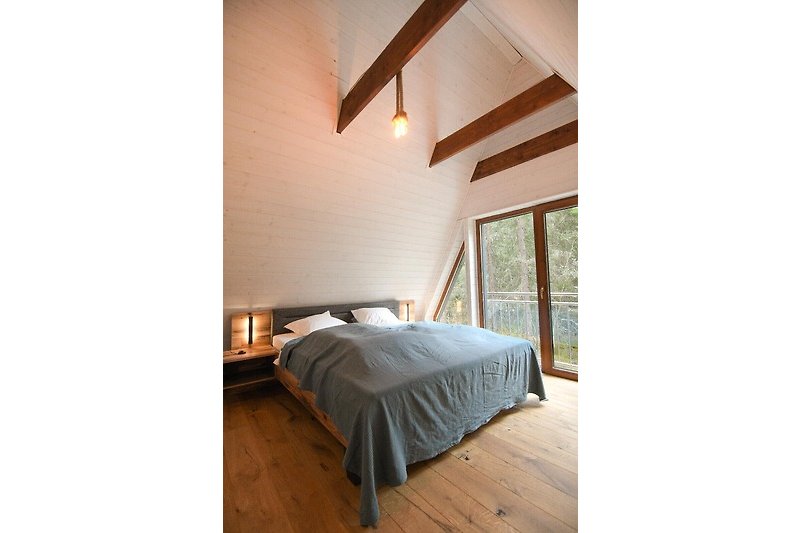 Schlafzimmer mit einem Doppelbett