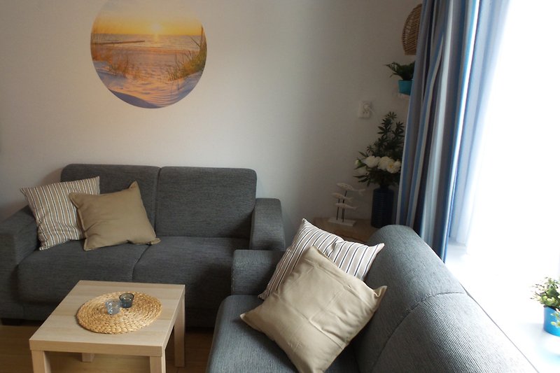 Gemütliches Wohnzimmer mit stilvollem Interieur, bequemer Couch und Pflanzen.