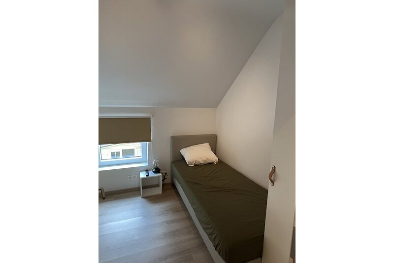 Slaapkamer 4 met 1-persoons bed en TV  vakantiehuis Le Club in Barvaux - Durbuy