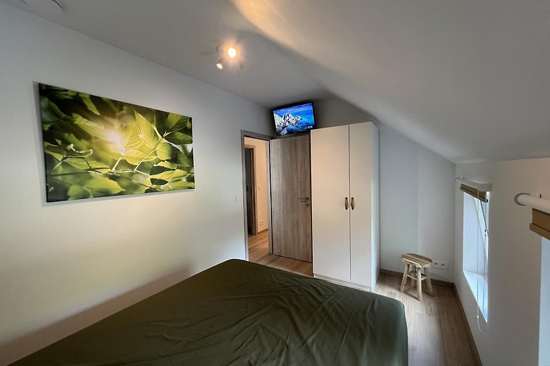 Slaapkamer 2 met TV  vakantiehuis Le Club in Barvaux - Durbuy