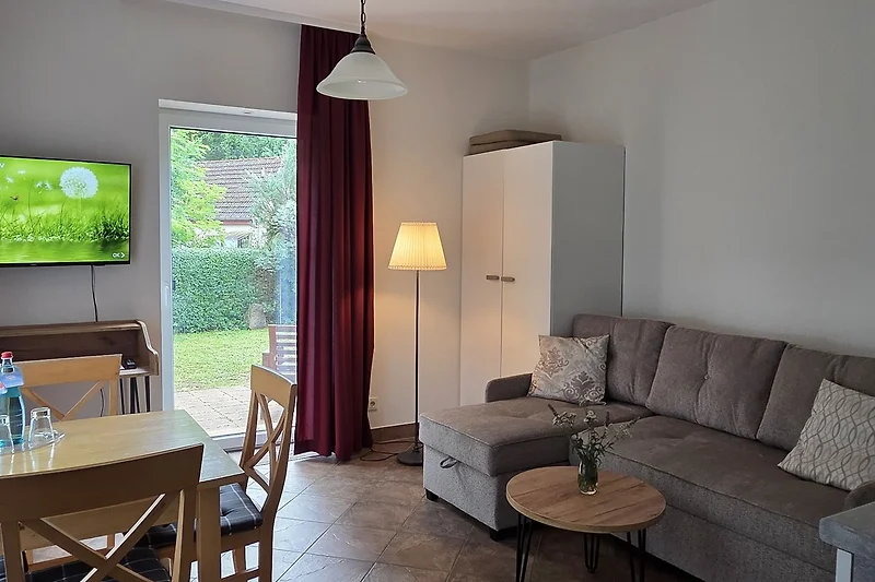 kombiniertes Wohn-Ess-Schlafzimmer mit Küchenzeile und Terrasse