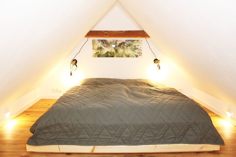 Gemütlicher Schlafboden (über eine steile Treppe erreichbar) mit Doppelbett