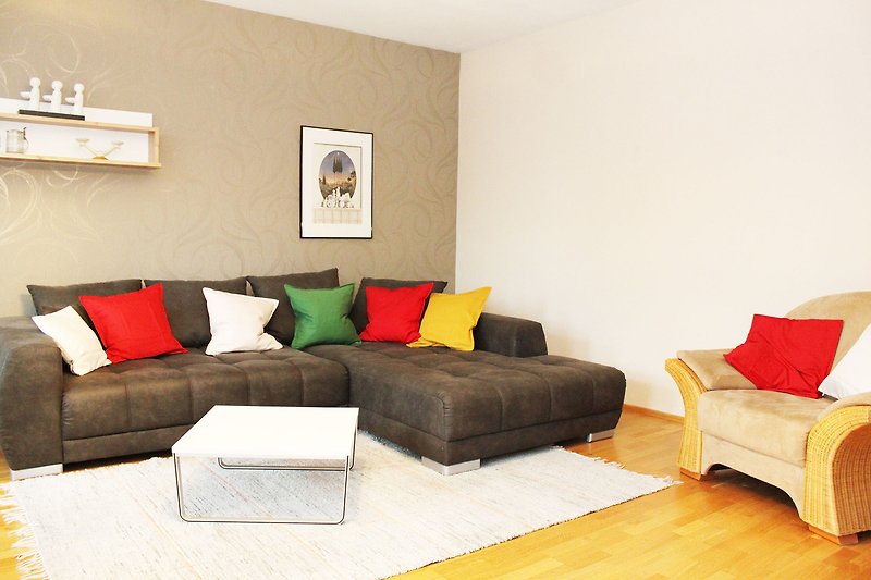Wohnzimmer mit bequemer Couch, Holzmöbeln und stilvoller Dekoration.