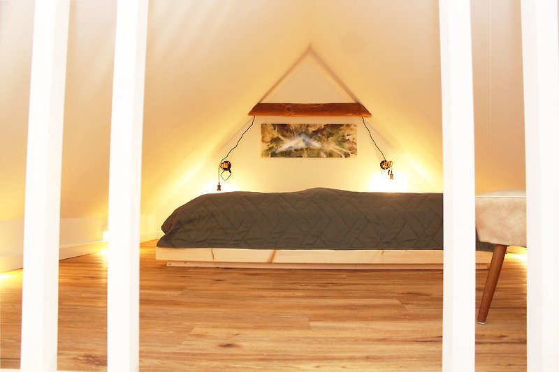 gemütlicher Schlafbereich mit Doppelbett unterm Dach