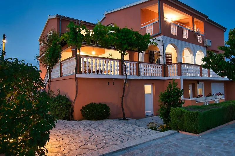 Außenseite Ferienhaus (Sommer)