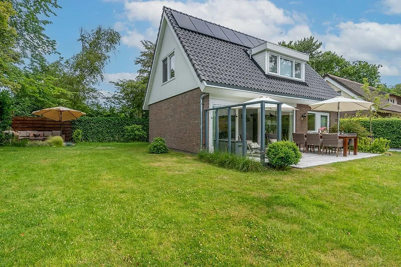 Außenseite Ferienhaus (Sommer)