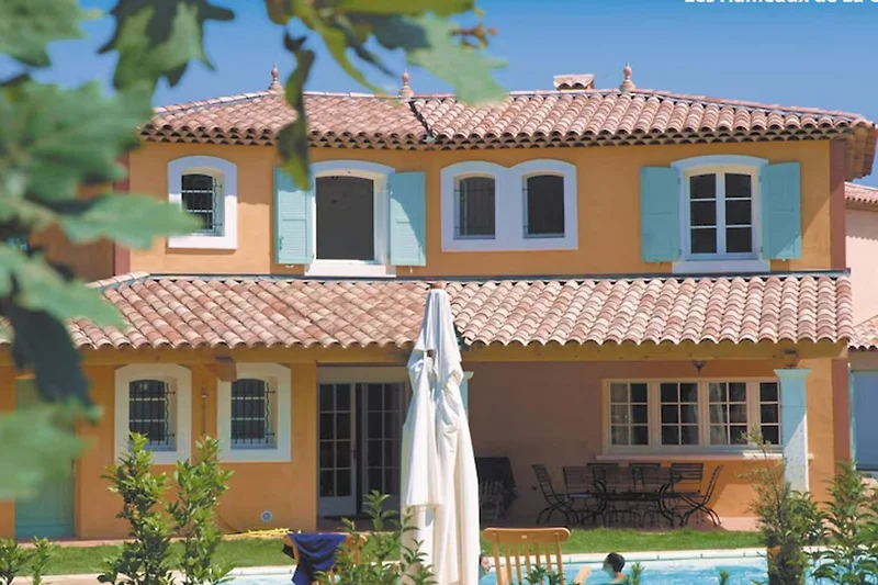 Außenseite Ferienhaus (Sommer)