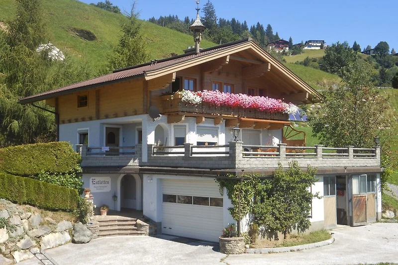 Außenseite Ferienhaus (Sommer)