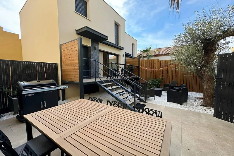 Außenseite Ferienhaus (Sommer)