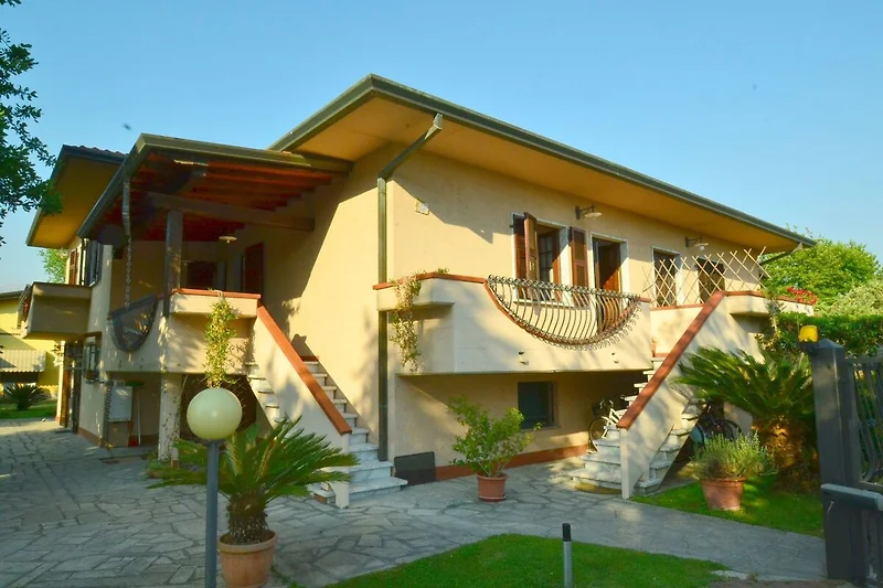 Außenseite Ferienhaus (Sommer)