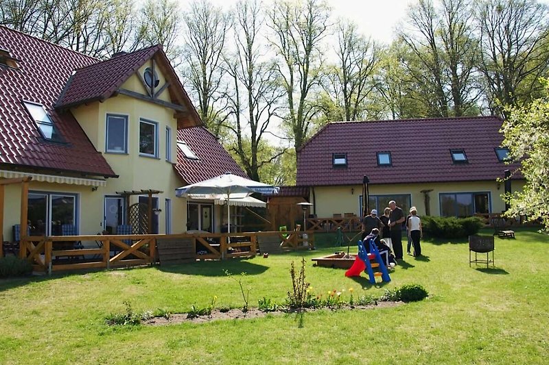 Außenseite Ferienhaus (Sommer)