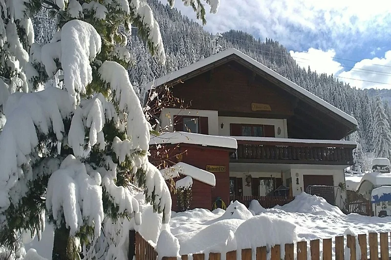 Außenseite Ferienhaus (Winter)