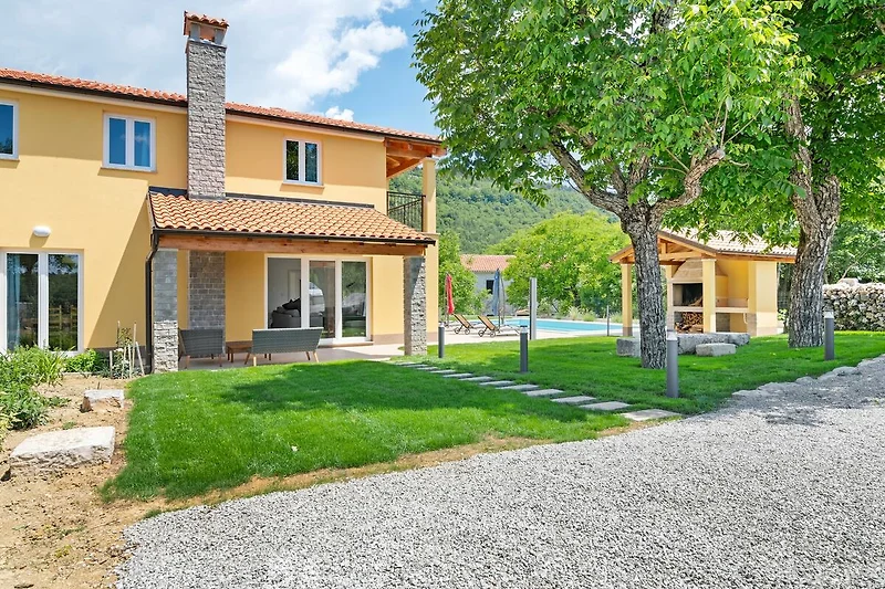 Außenseite Ferienhaus (Sommer)