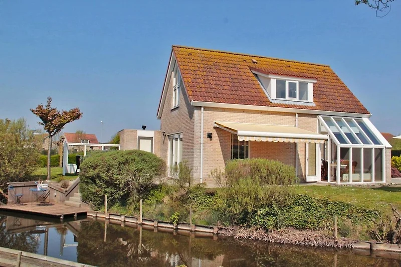 Außenseite Ferienhaus (Sommer) Außenseite Ferienhaus (Sommer)