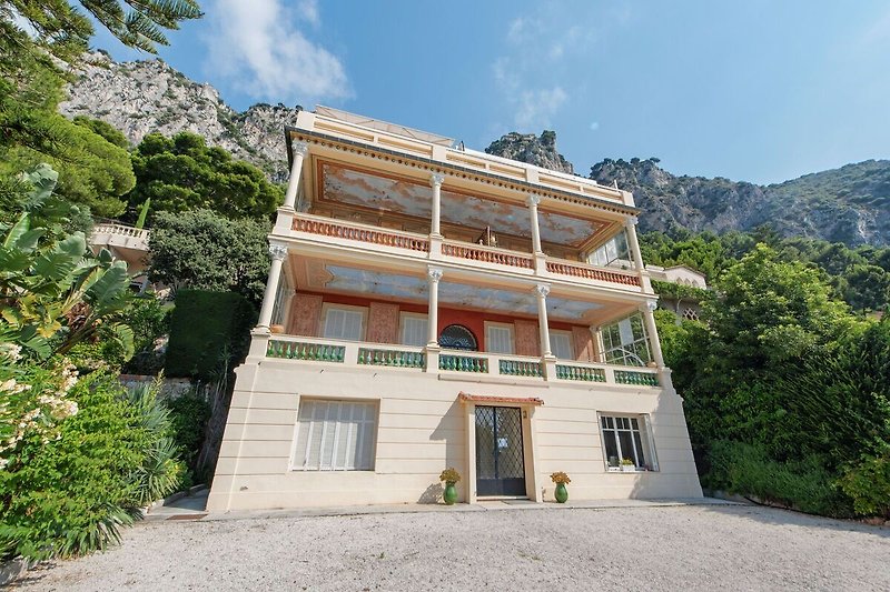 Außenseite Ferienhaus (Sommer)