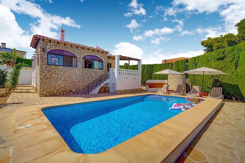 Piscina casa vacanze