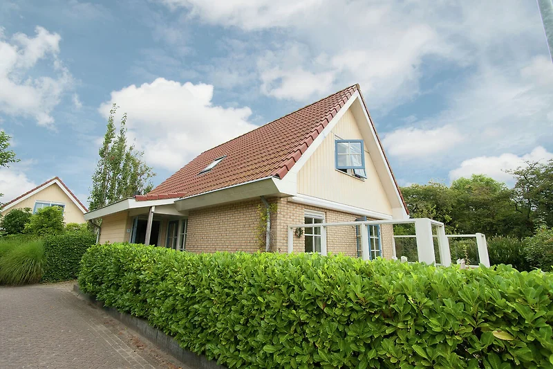 Außenseite Ferienhaus (Sommer)