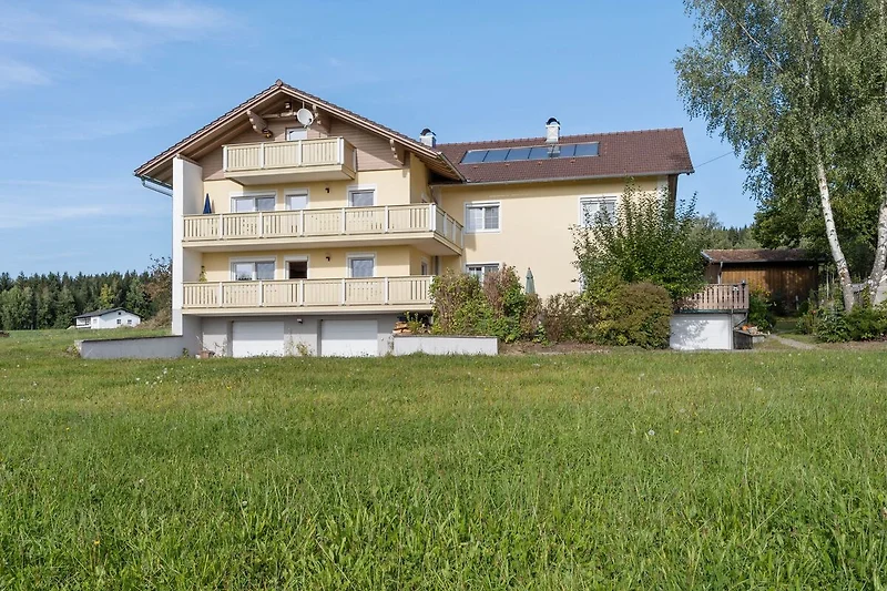 Außenseite Ferienhaus (Sommer)