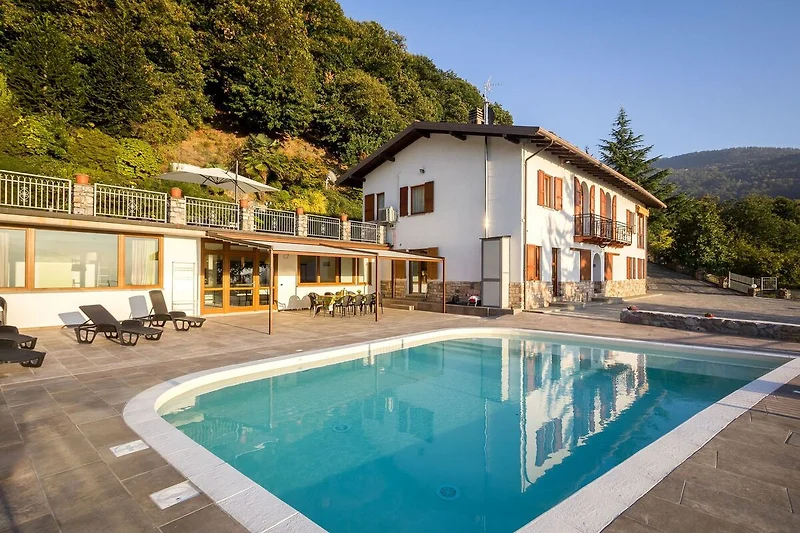 Außenseite Ferienhaus (Sommer)