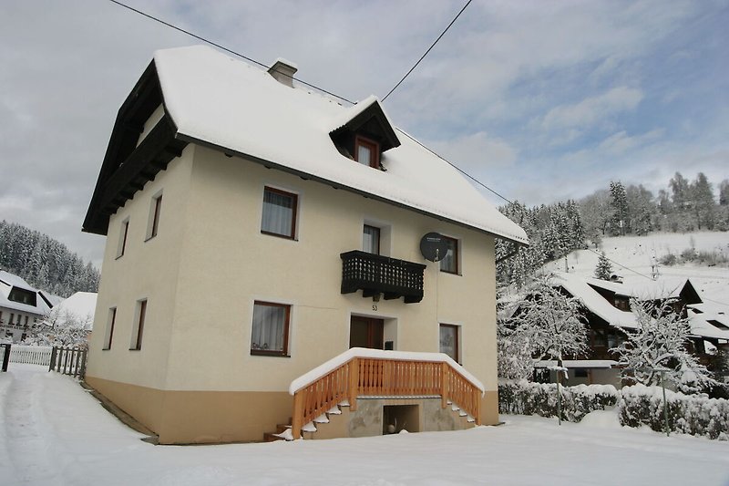 Außenseite Ferienhaus (Winter)