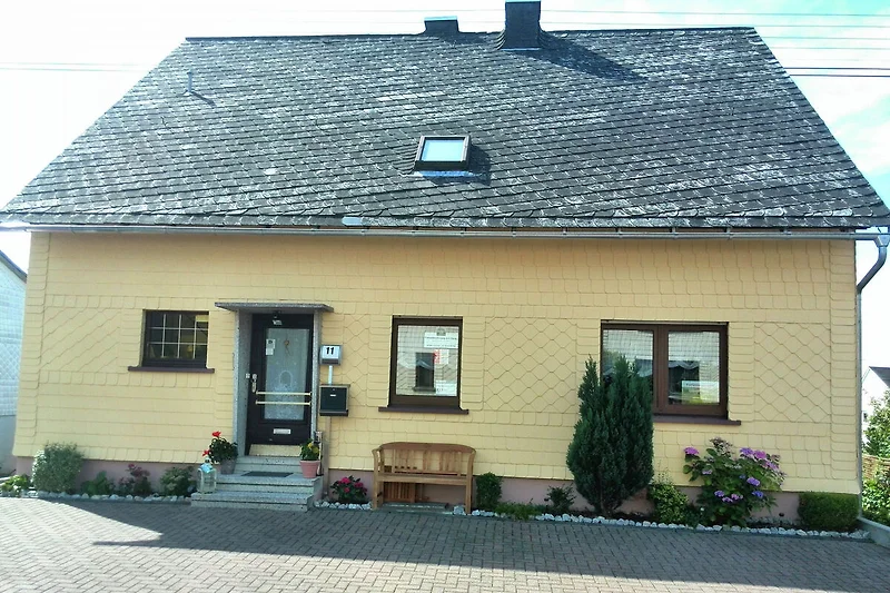 Widok na dom (lato)