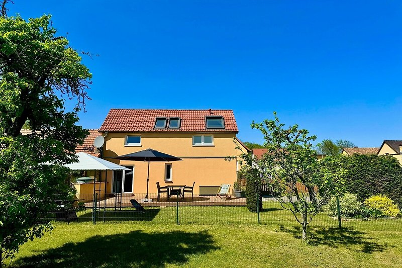 Außenseite Ferienhaus (Sommer)