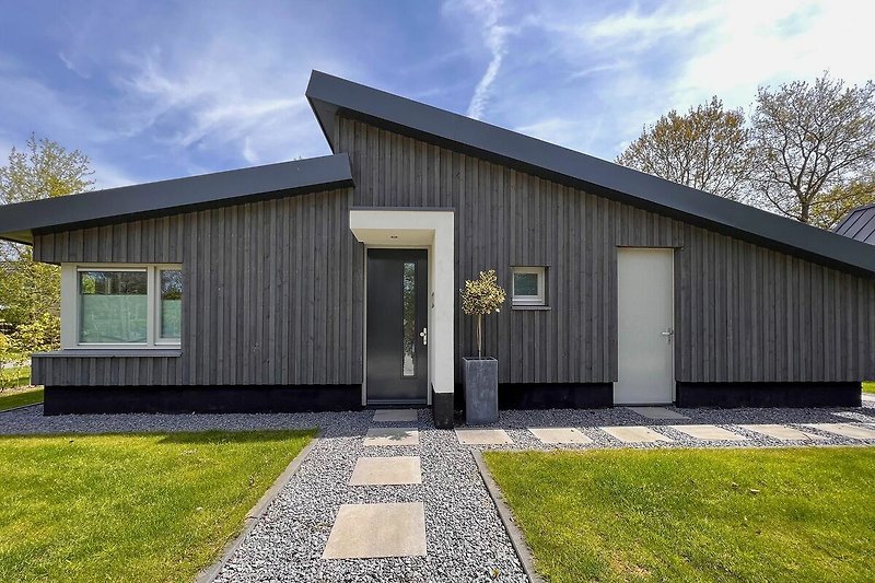 Außenseite Ferienhaus (Sommer)