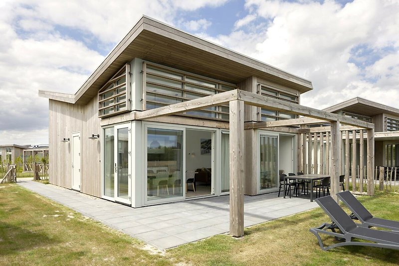 Außenseite Ferienhaus (Sommer)