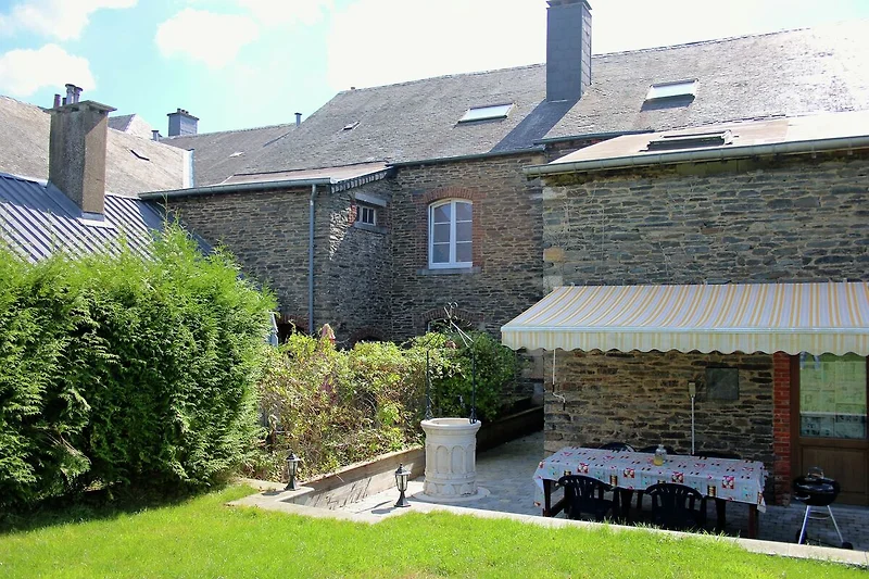 Außenseite Ferienhaus (Sommer)