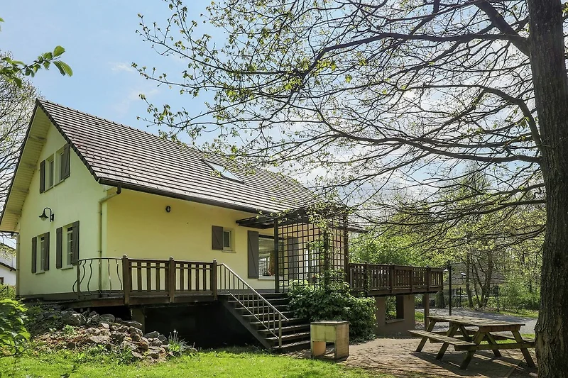 Außenseite Ferienhaus (Sommer)